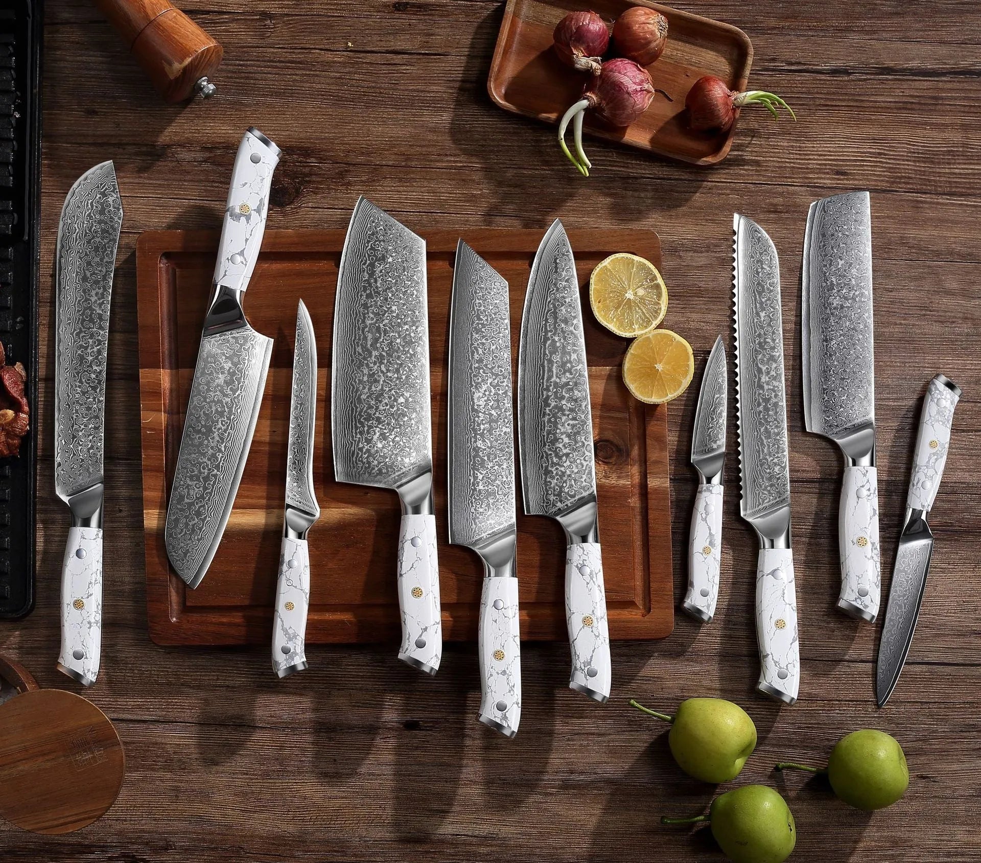 Damascus pattern VG10 steel chef's knife with 21cm blade and 11cm handle, total length 32cm