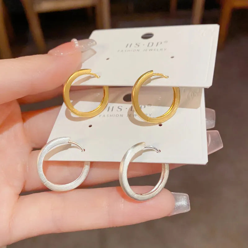 Geometric round women's ear clip with real gold plating in gold and silver colour options