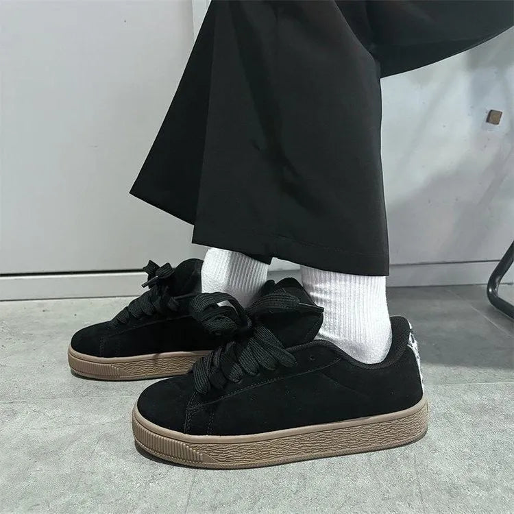 Black retro low-top sneakers with waterproof platform and injection-moulded rubber sole