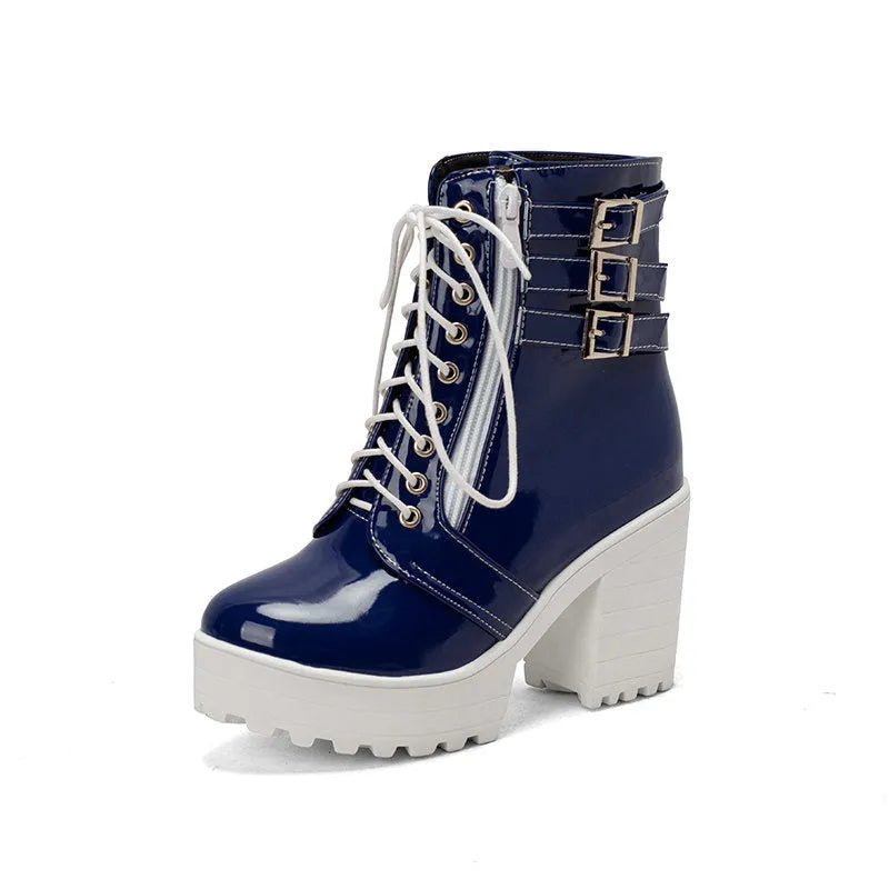 Women's thick-heeled short boots in black with round toe and lace-up front