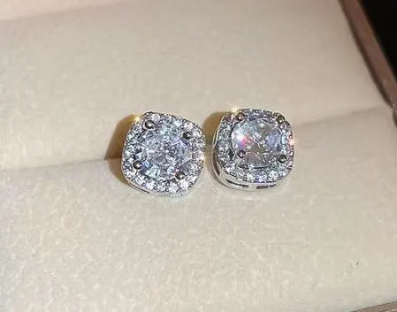 Square diamond geometric earrings in silver or gold colour with quadrilateral shape and simple cold style