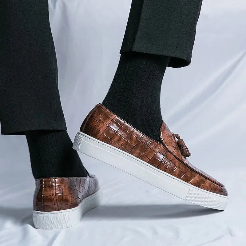 Men's black plus-size business casual sneakers with a tassel detail and rubber sole.