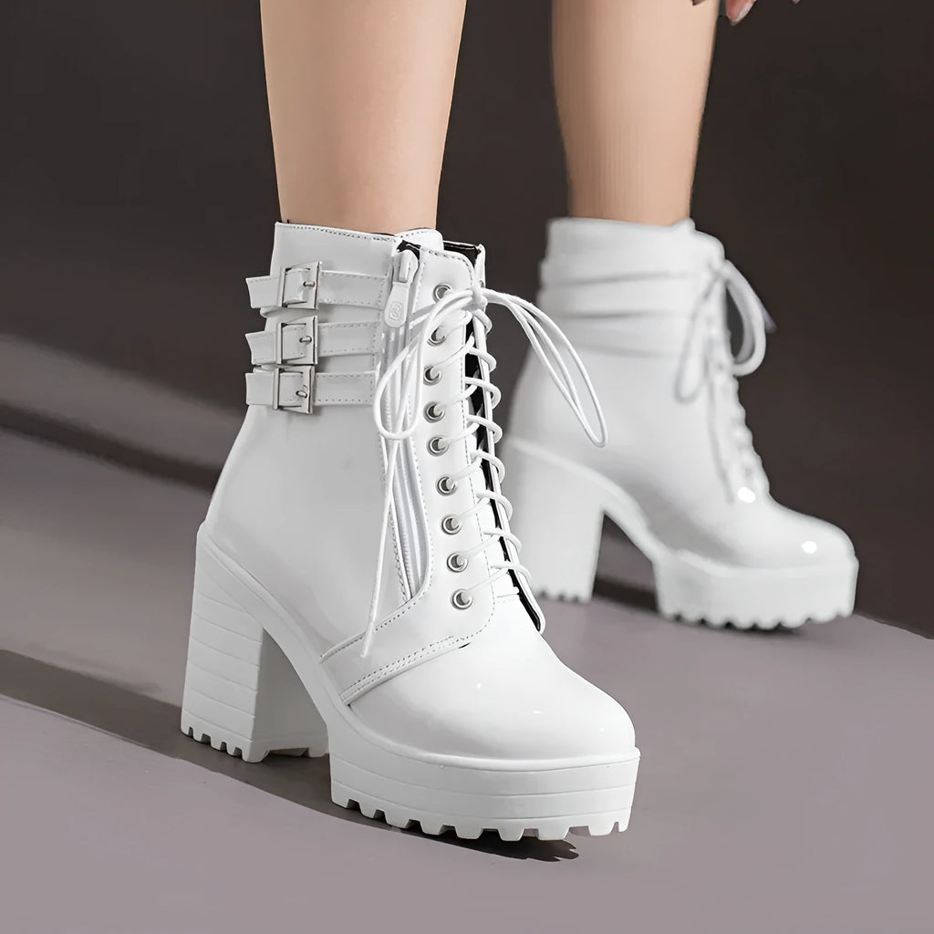 Women's thick-heeled short boots in black with round toe and lace-up front