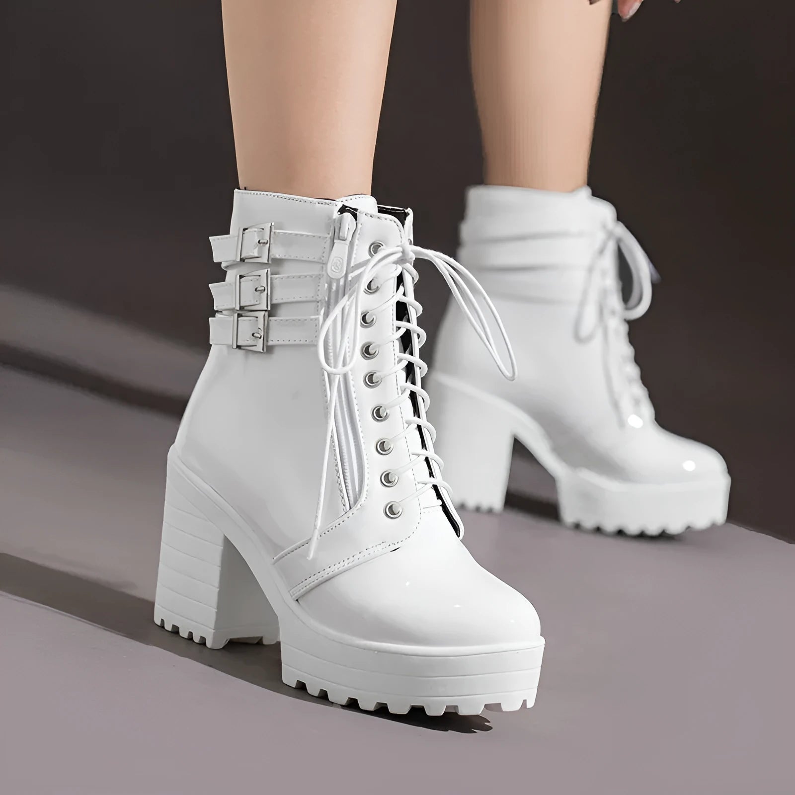 Women's thick-heeled short boots in black with round toe and lace-up front
