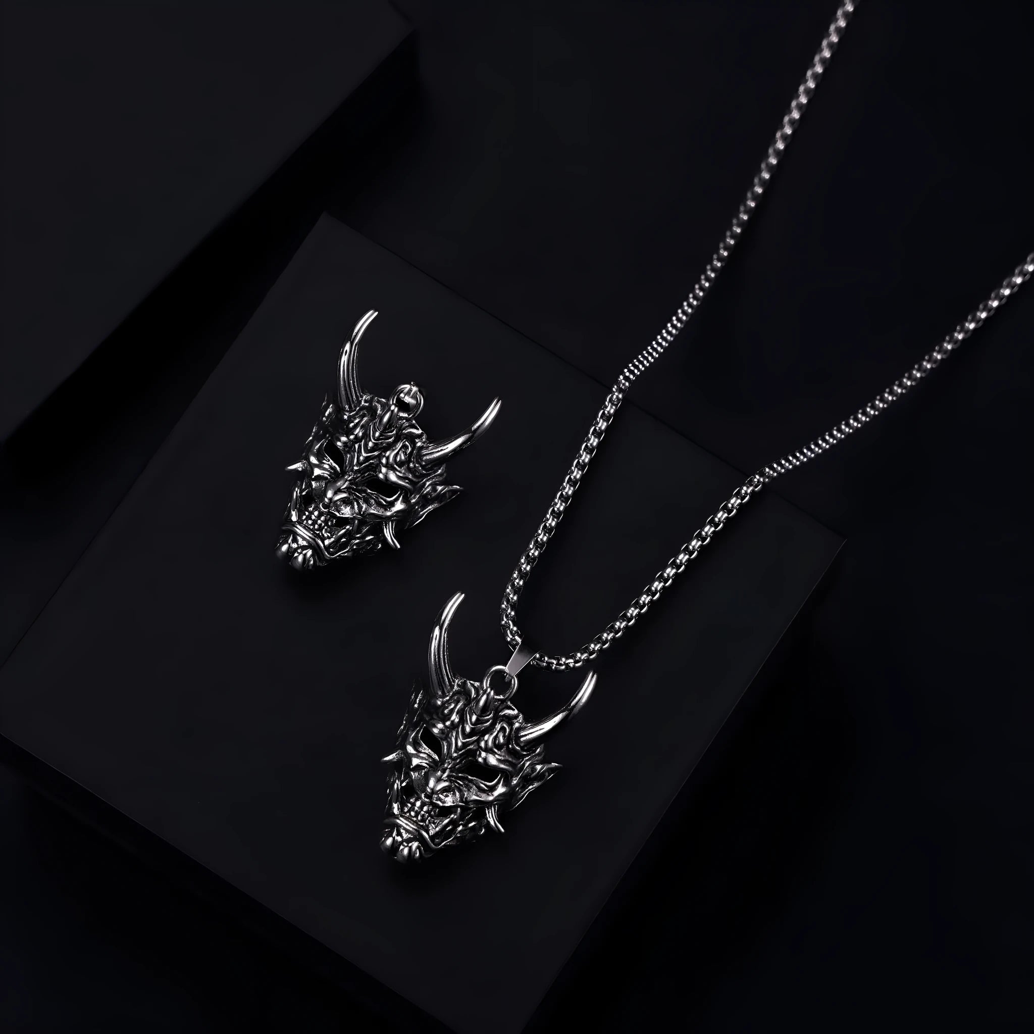Men's silver vintage necklace with 40mm zinc alloy pendant and electroplated finish