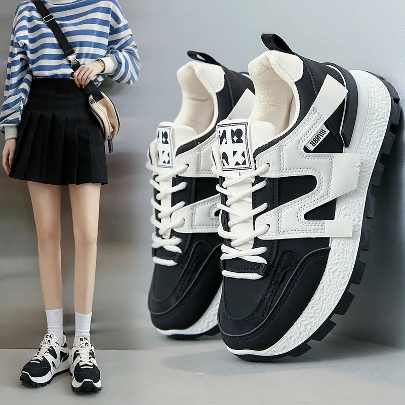 Women's low-top unisex sneaker in black or white with artificial PU upper and rubber sole