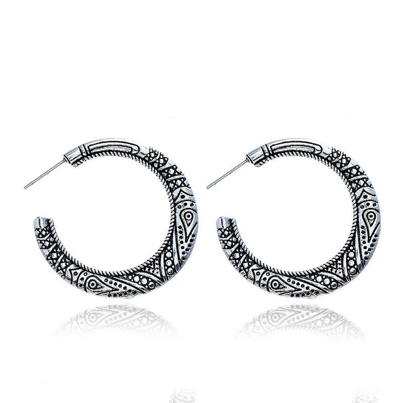 C-shaped alloy earrings with vintage engraving in bronze or silver colour options