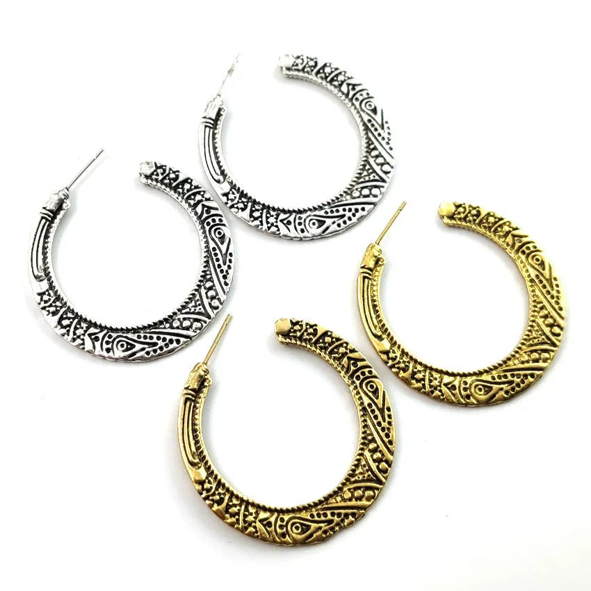 C-shaped alloy earrings with vintage engraving in bronze or silver colour options