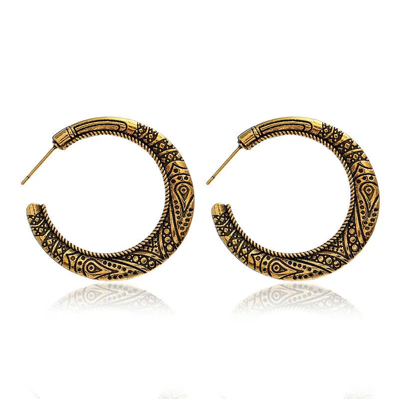C-shaped alloy earrings with vintage engraving in bronze or silver colour options