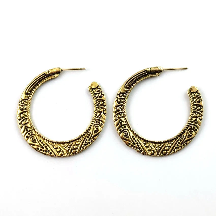 C-shaped alloy earrings with vintage engraving in bronze or silver colour options