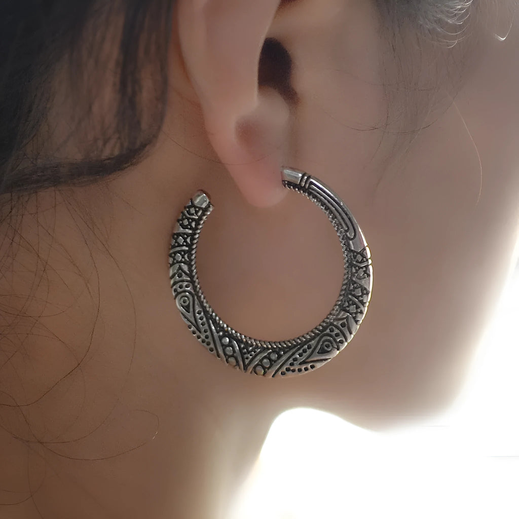C-shaped alloy earrings with vintage engraving in bronze or silver colour options