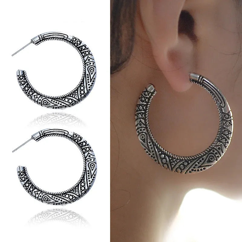 C-shaped alloy earrings with vintage engraving in bronze or silver colour options