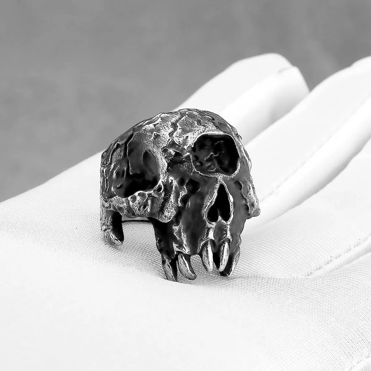 Alloy skull ring with one-eyed design in retro hip hop punk style, electroplated metallic finish
