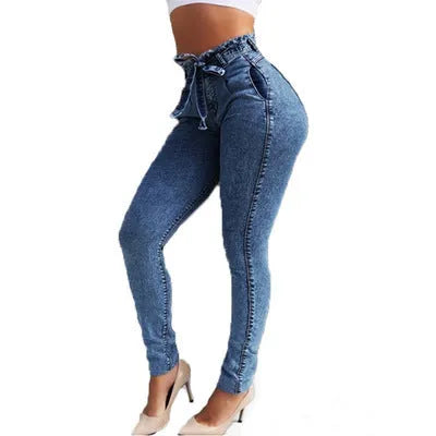 Fringed jeans with frayed hem in cowboy fabric, shown in light blue, on a neutral background.