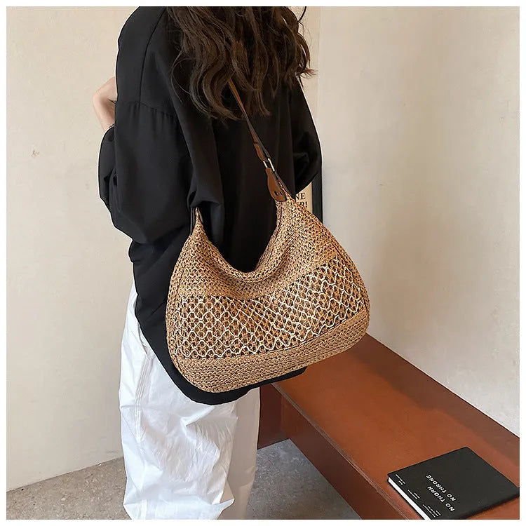Women's khaki straw crossbody bag with a square shape and an external sandwich pocket.