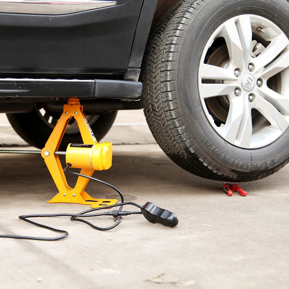 Vehicle-mounted electric hydraulic jack kit with 2-tonne capacity and 100W motor.