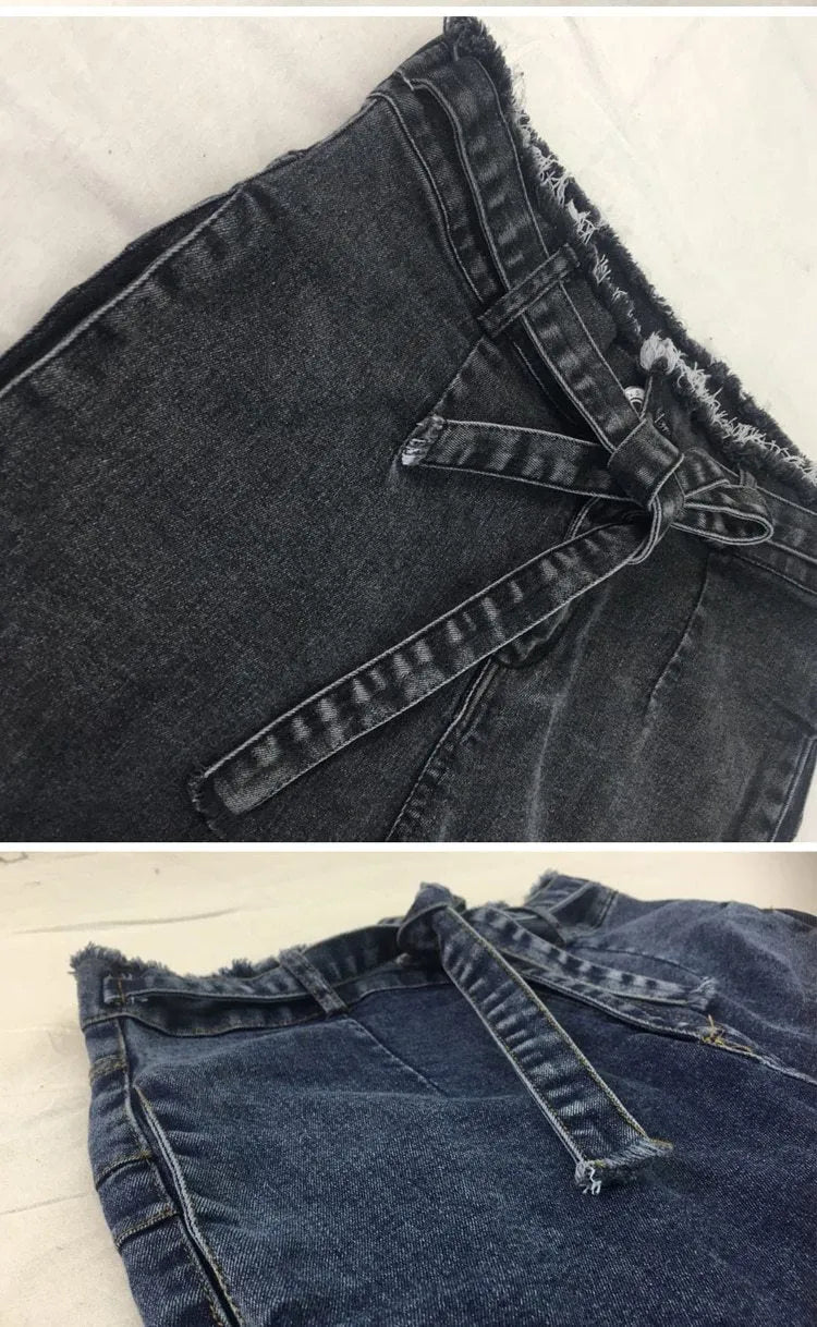 Fringed jeans with frayed hem in cowboy fabric, shown in light blue, on a neutral background.