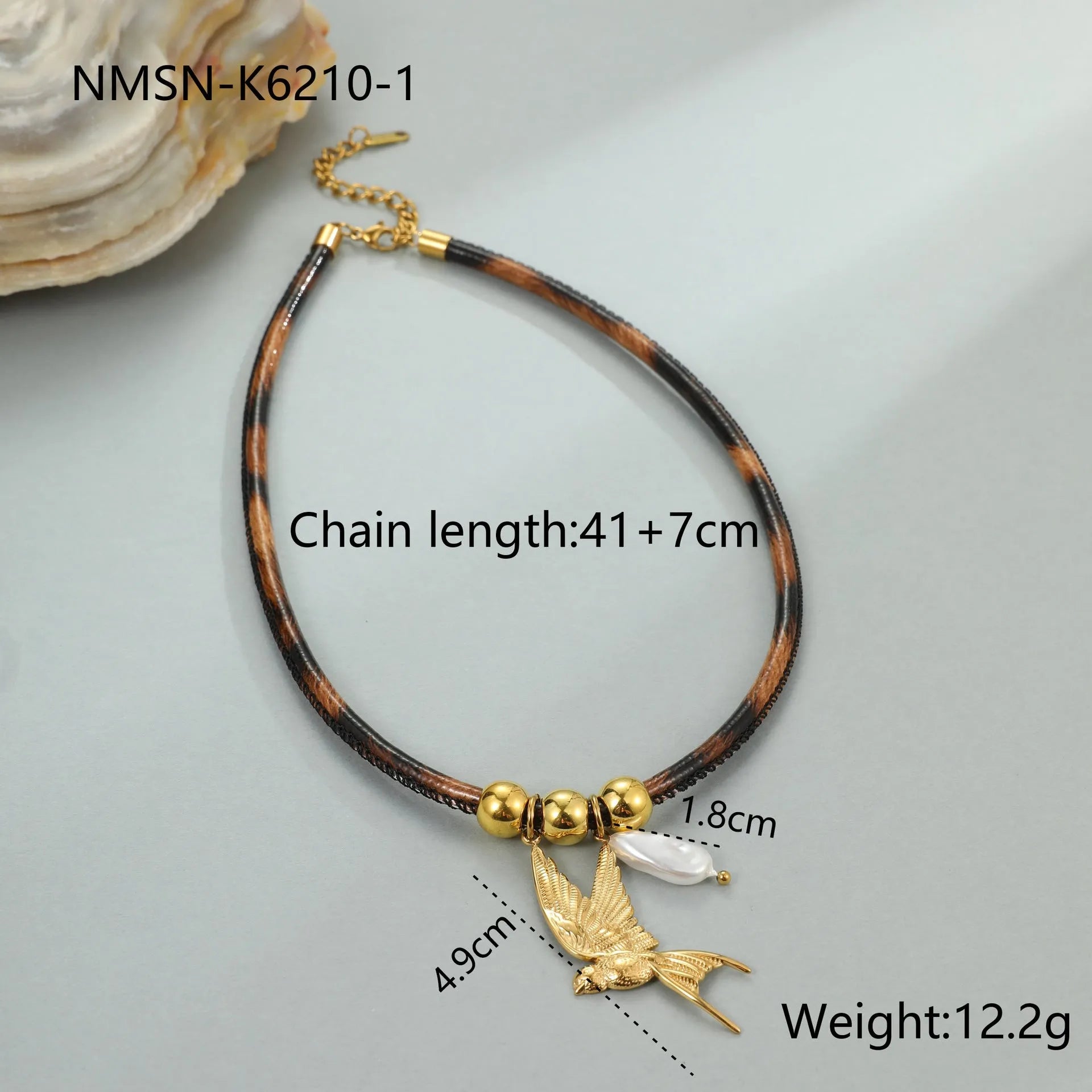 Geometric leopard pendant on a stainless steel chain with gold electroplating, adjustable length.