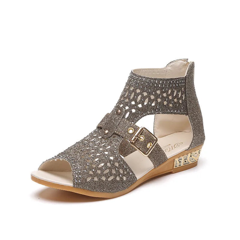 Women's sandals with wedge heel, rivet detail, and back zipper closure in beige colour