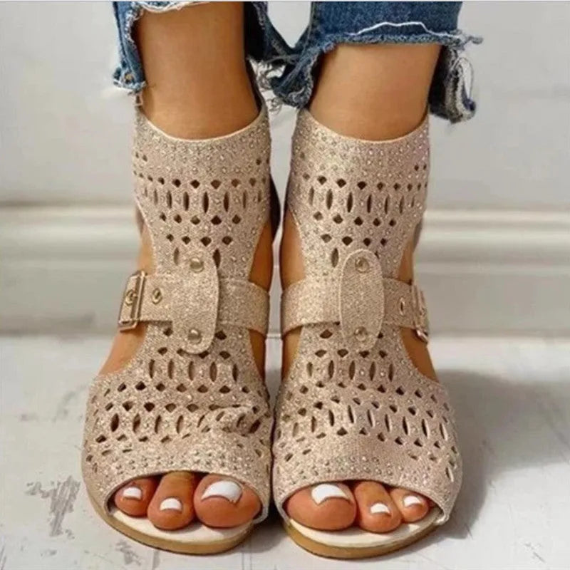 Women's sandals with wedge heel, rivet detail, and back zipper closure in beige colour