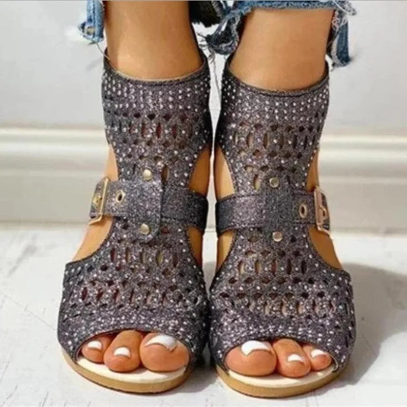 Women's sandals with wedge heel, rivet detail, and back zipper closure in beige colour