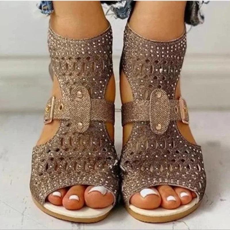 Women's sandals with wedge heel, rivet detail, and back zipper closure in beige colour