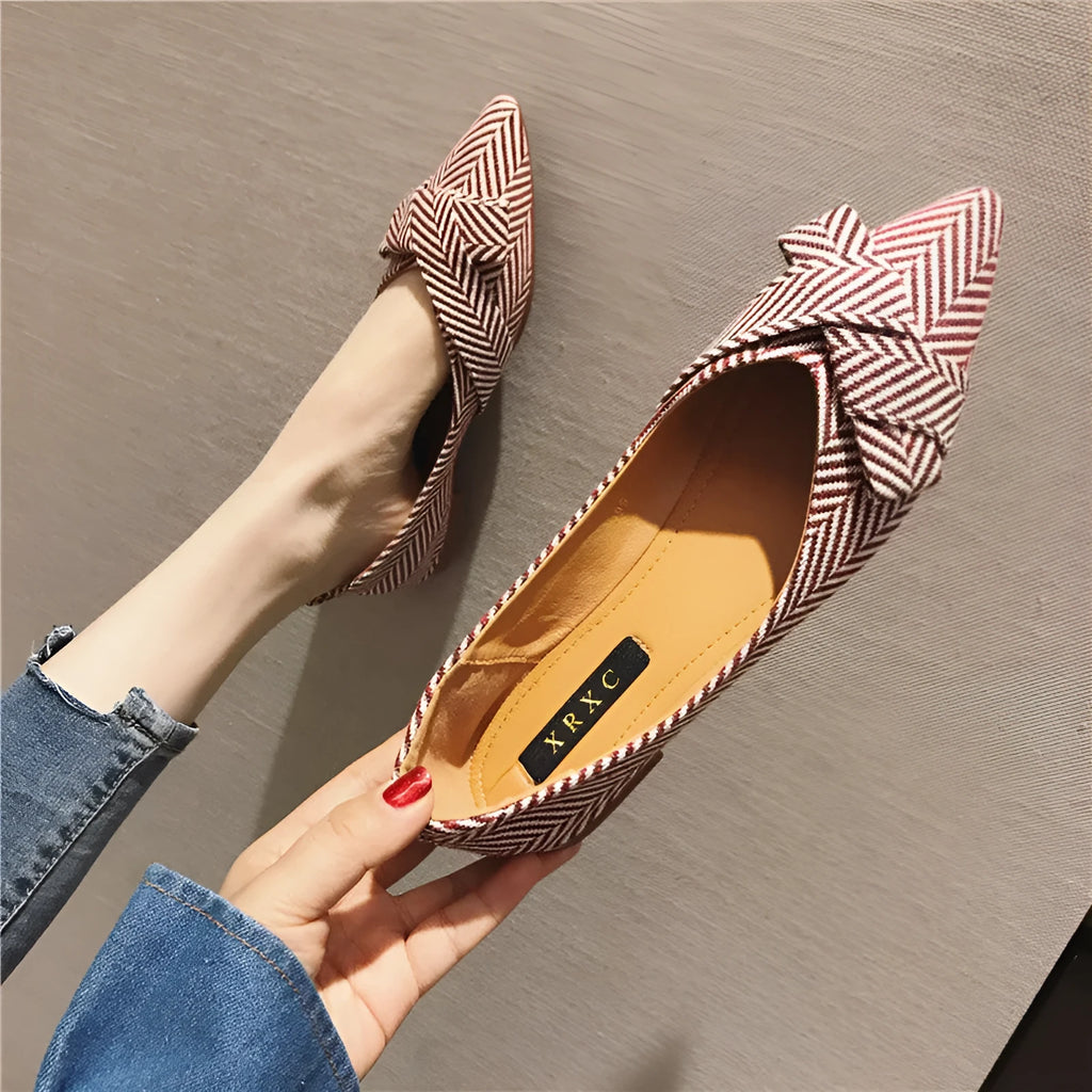 Women's pointed toe Korean-style shoes with low heel in black and red colour options