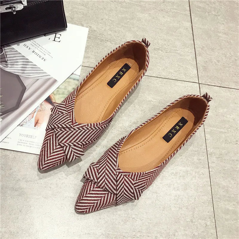 Women's pointed toe Korean-style shoes with low heel in black and red colour options