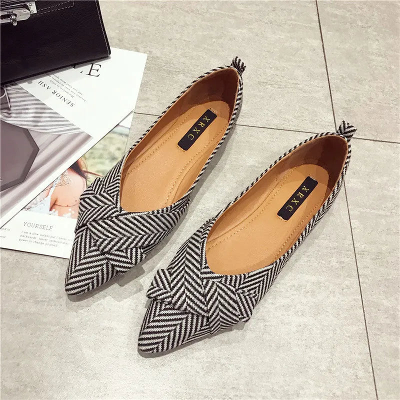 Women's pointed toe Korean-style shoes with low heel in black and red colour options
