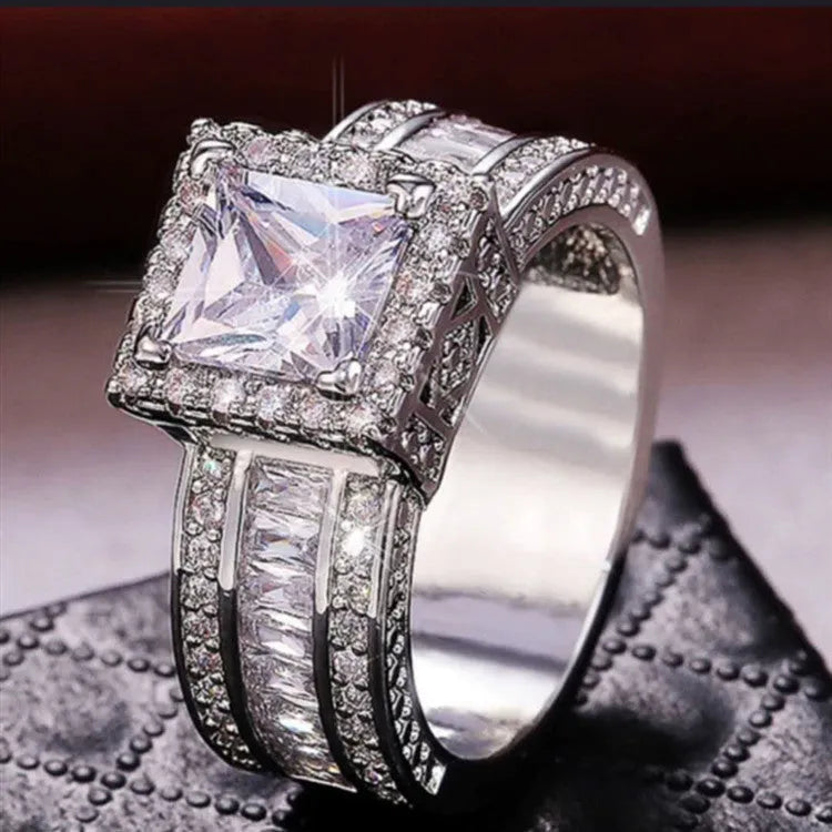 Women's geometric fashion ring in gold or white colour with electroplated alloy construction