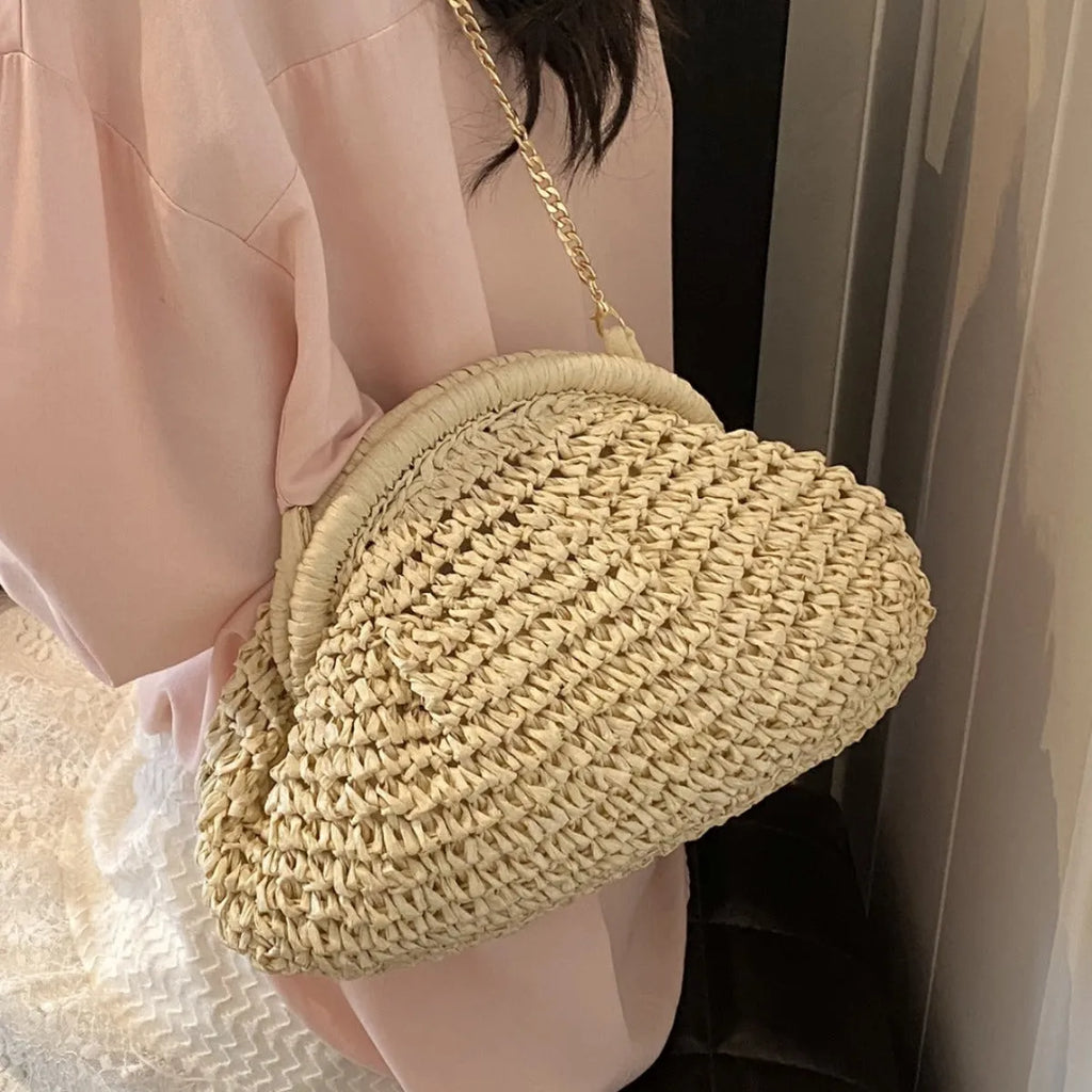 Women's straw shoulder bag with chain detail and zippered pocket in khaki colour