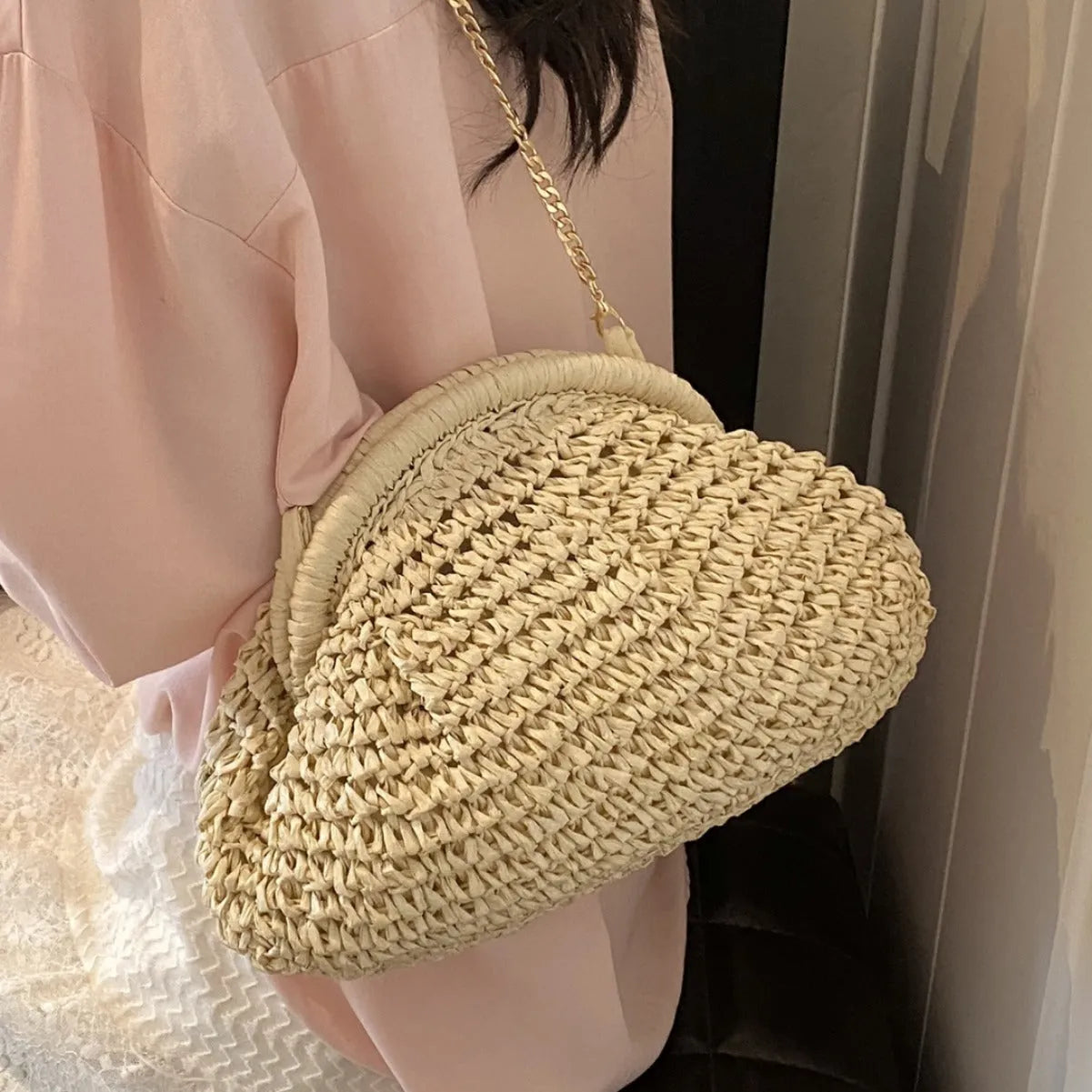 Women's straw shoulder bag with chain detail and zippered pocket in khaki colour