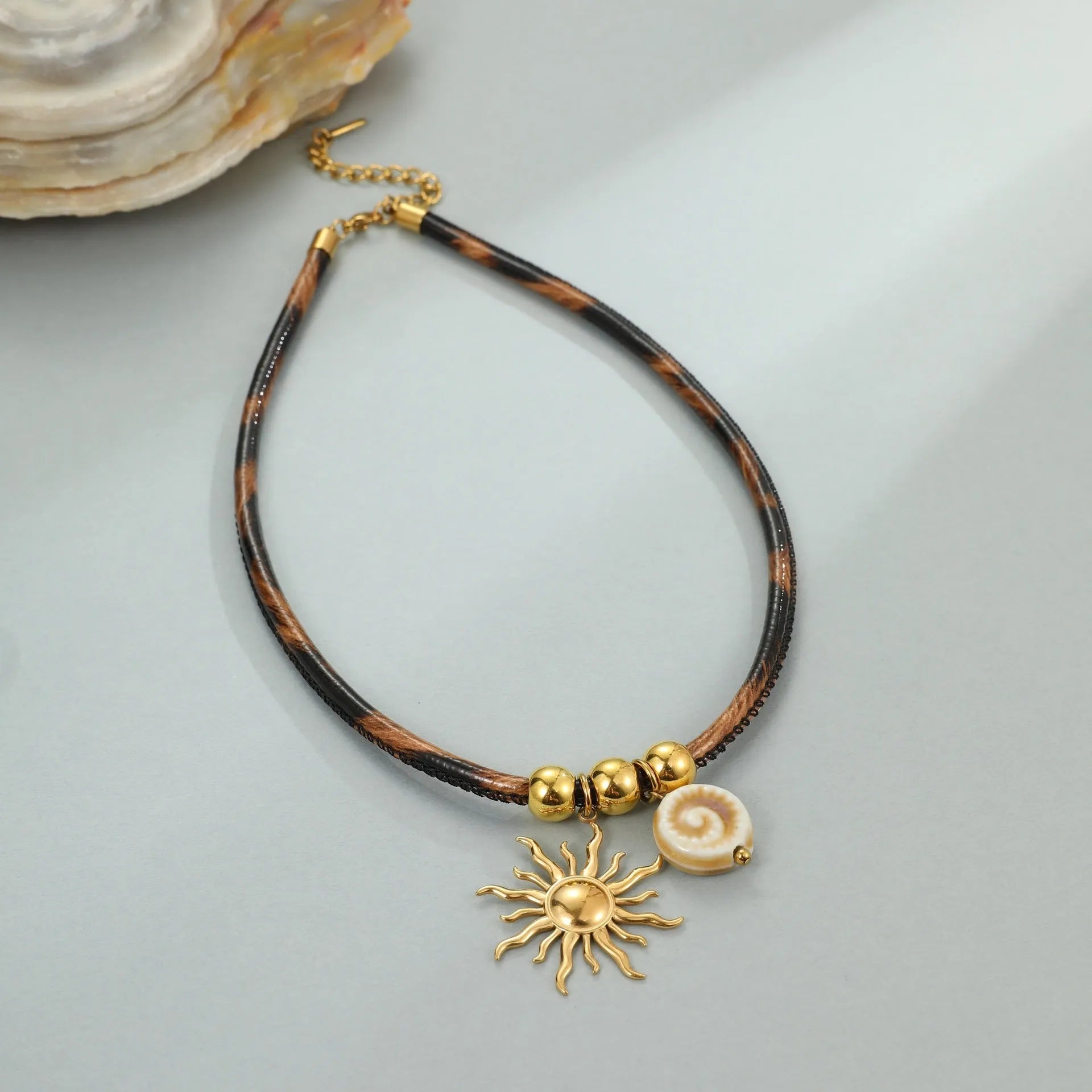Geometric leopard pendant on a stainless steel chain with gold electroplating, adjustable length.