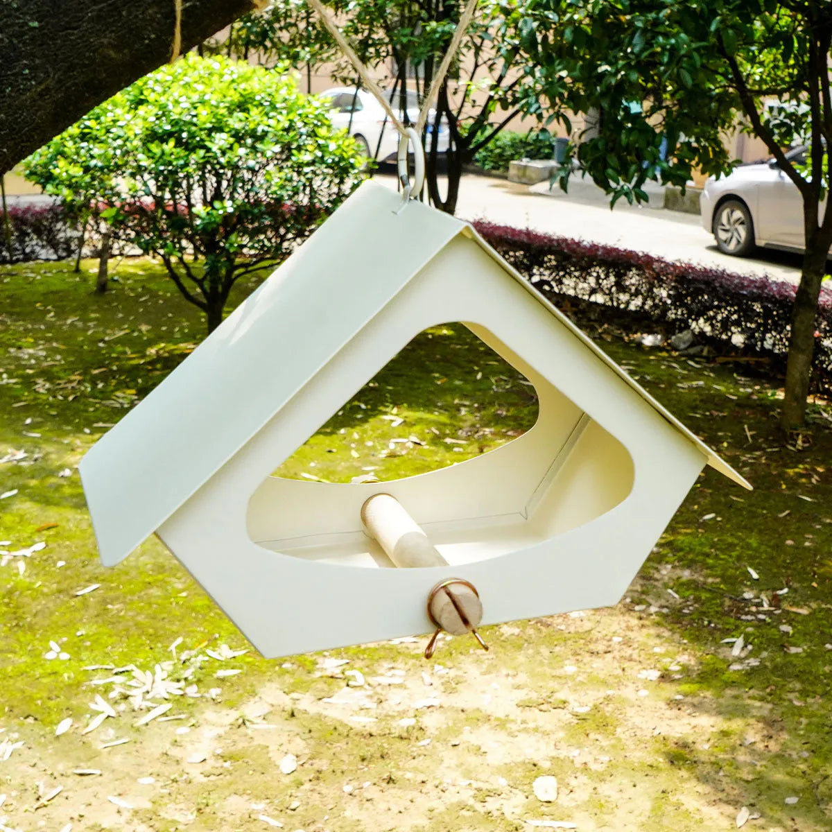 European-style iron bird nest feeder with anti-rain roof in modern simple design for outdoor garden decoration