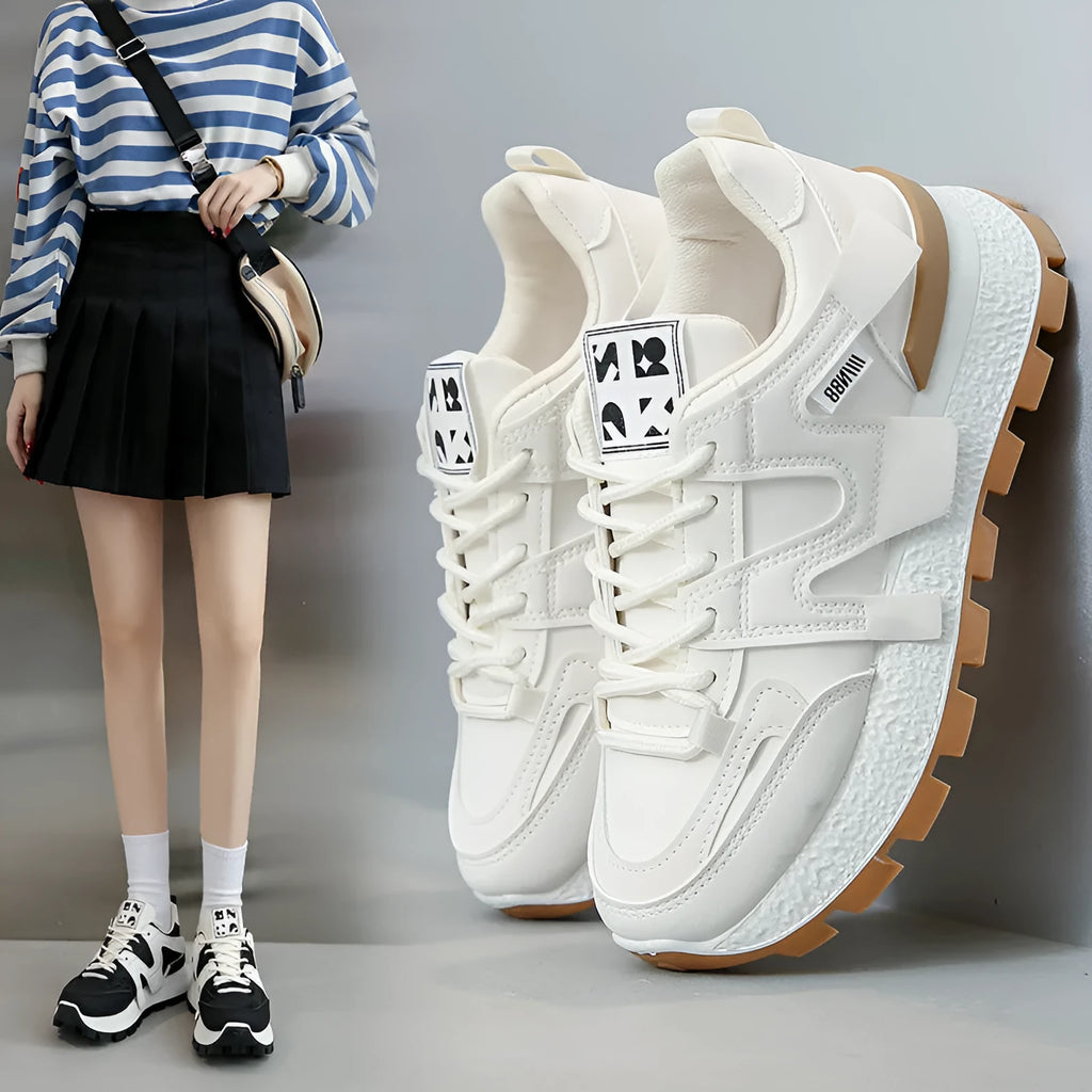 Women's low-top unisex sneaker in black or white with artificial PU upper and rubber sole