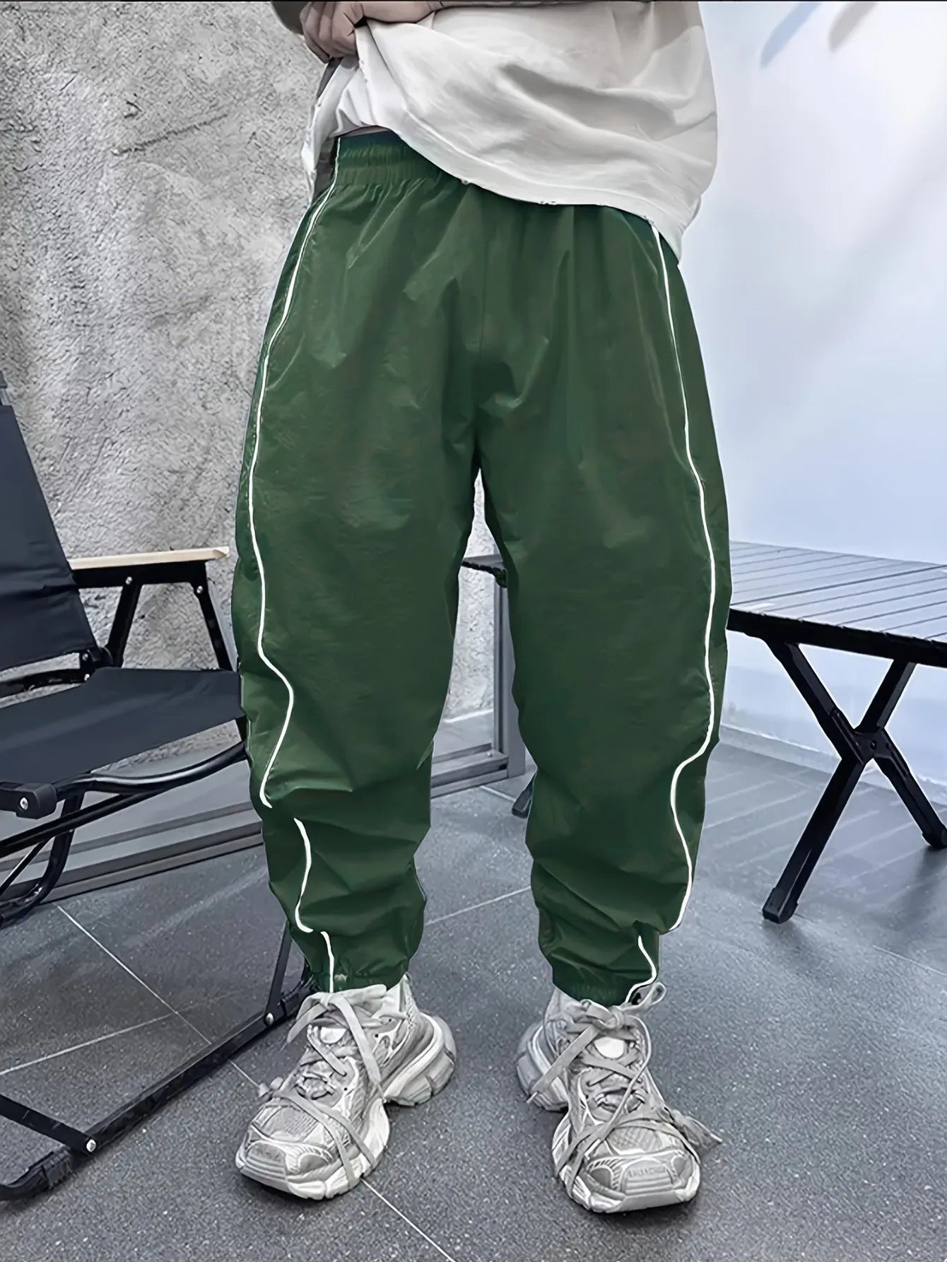 Men's loose fit bamboo fibre sports trousers in cropped length with high elasticity