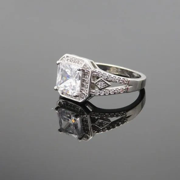 Women's platinum-coloured geometric ring with hollow design and inlaid zircon stones