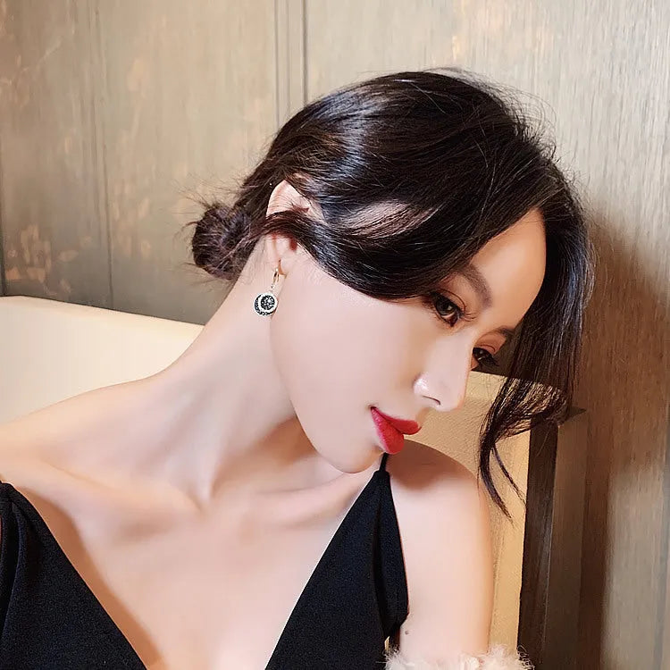 Black geometric round earrings with a retro Hong Kong style, 3.6cm long.