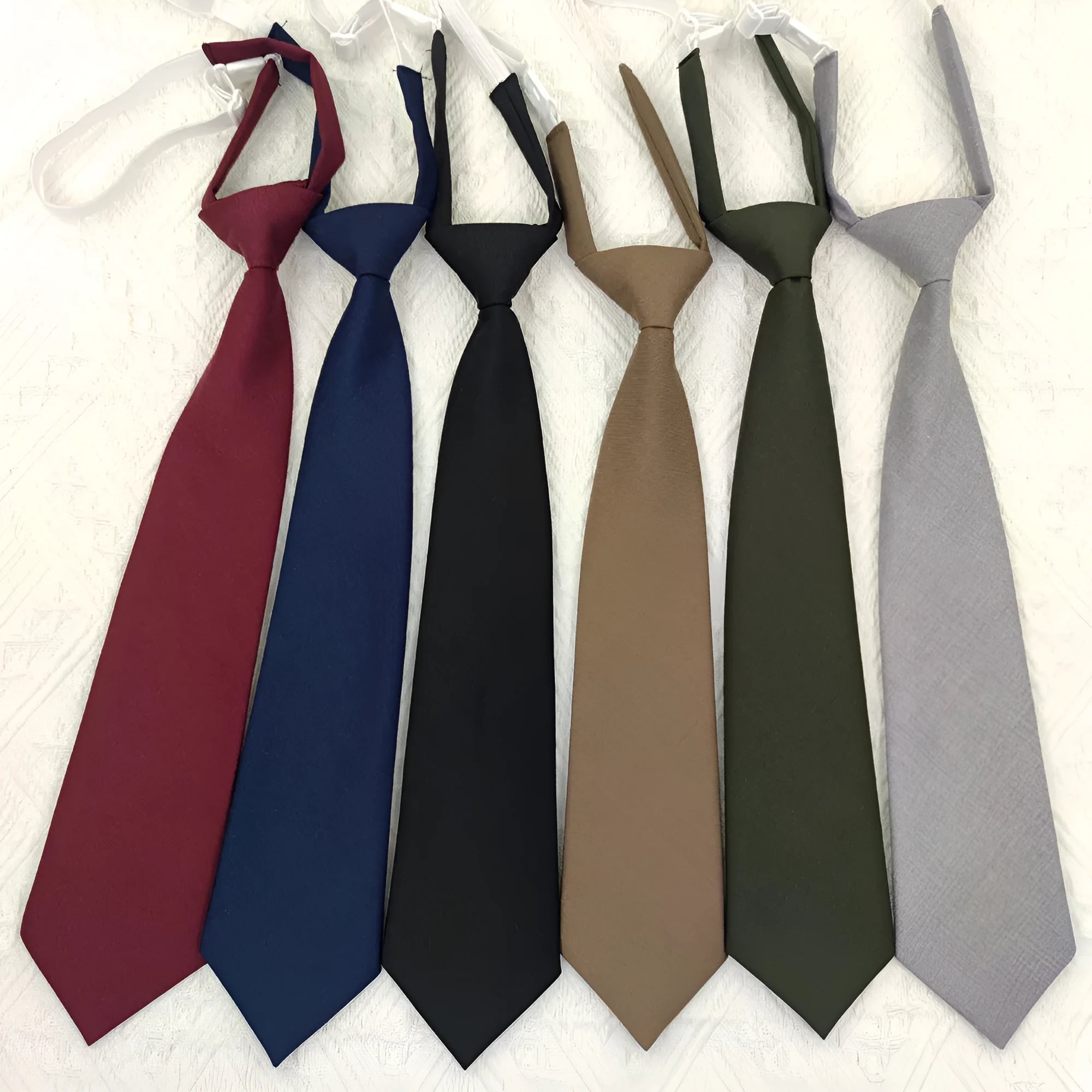 Men's solid colour cotton arrow style bow tie in navy blue.
