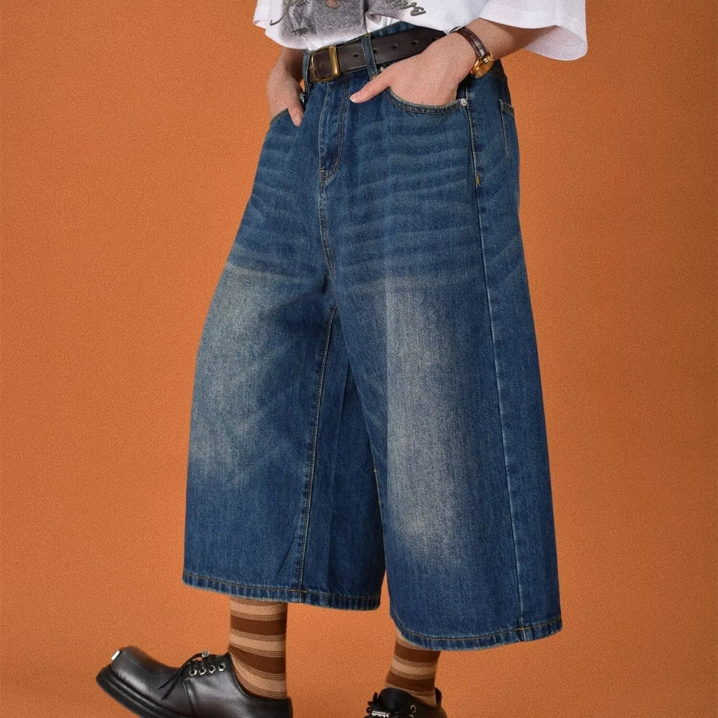 Men's straight-leg blue denim shorts with a loose fit and fifth pants length on a neutral background.