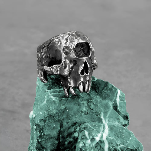 Alloy skull ring with one-eyed design in retro hip hop punk style, electroplated metallic finish
