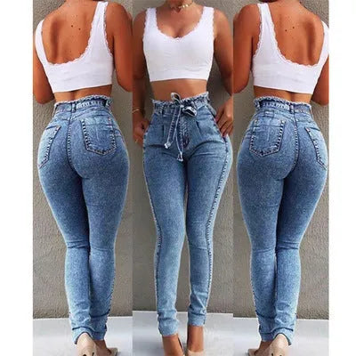 Fringed jeans with frayed hem in cowboy fabric, shown in light blue, on a neutral background.