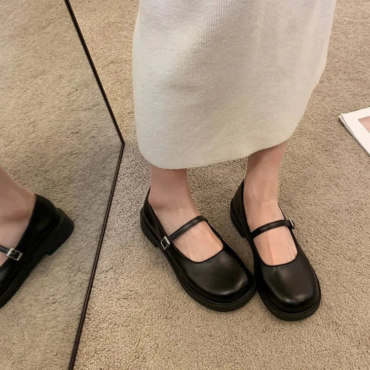 Women's solid colour French vintage flat shoes with round toe and PU leather upper.
