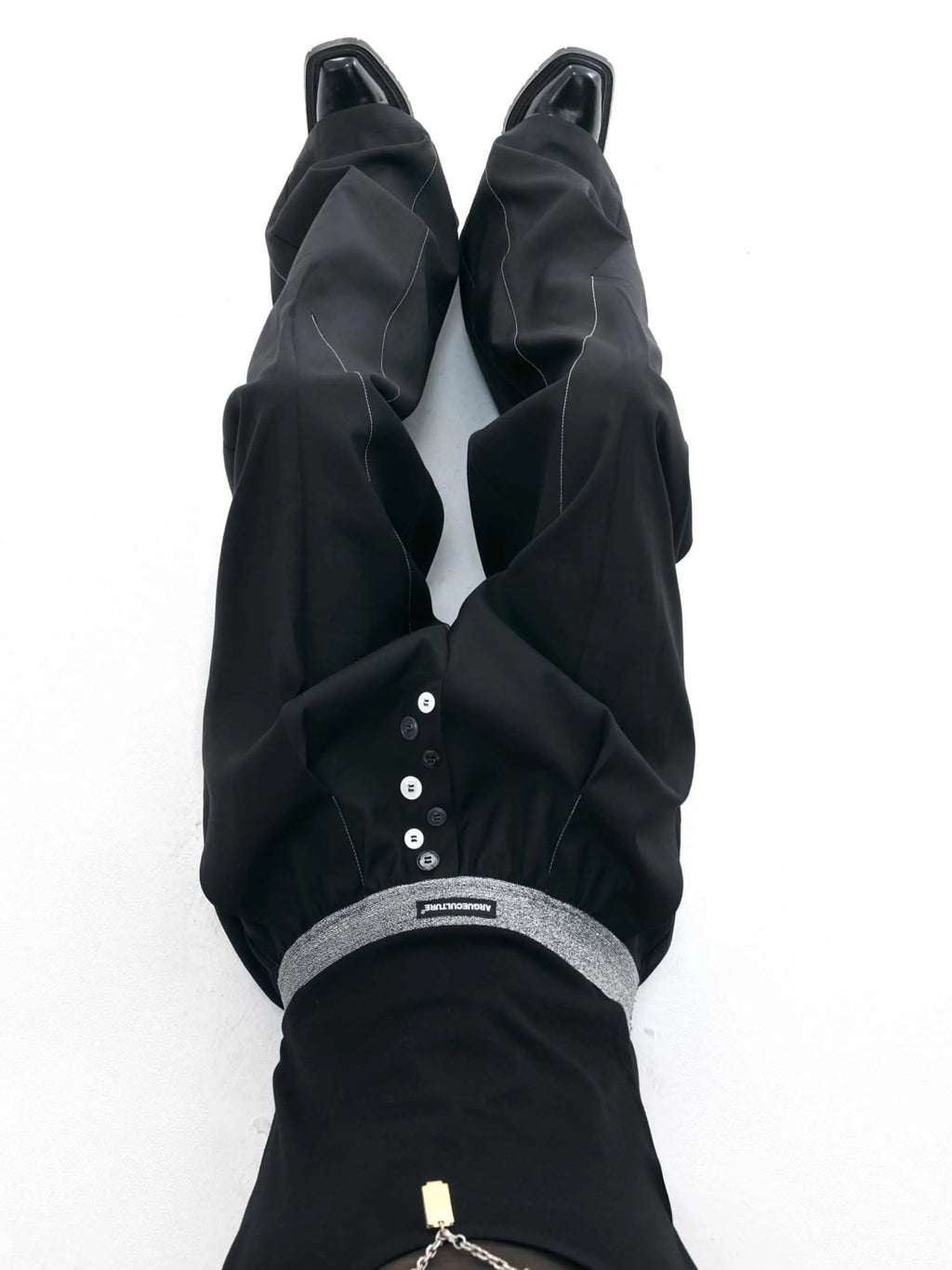 Straight-leg casual trousers with button-open line design in black and grey colours