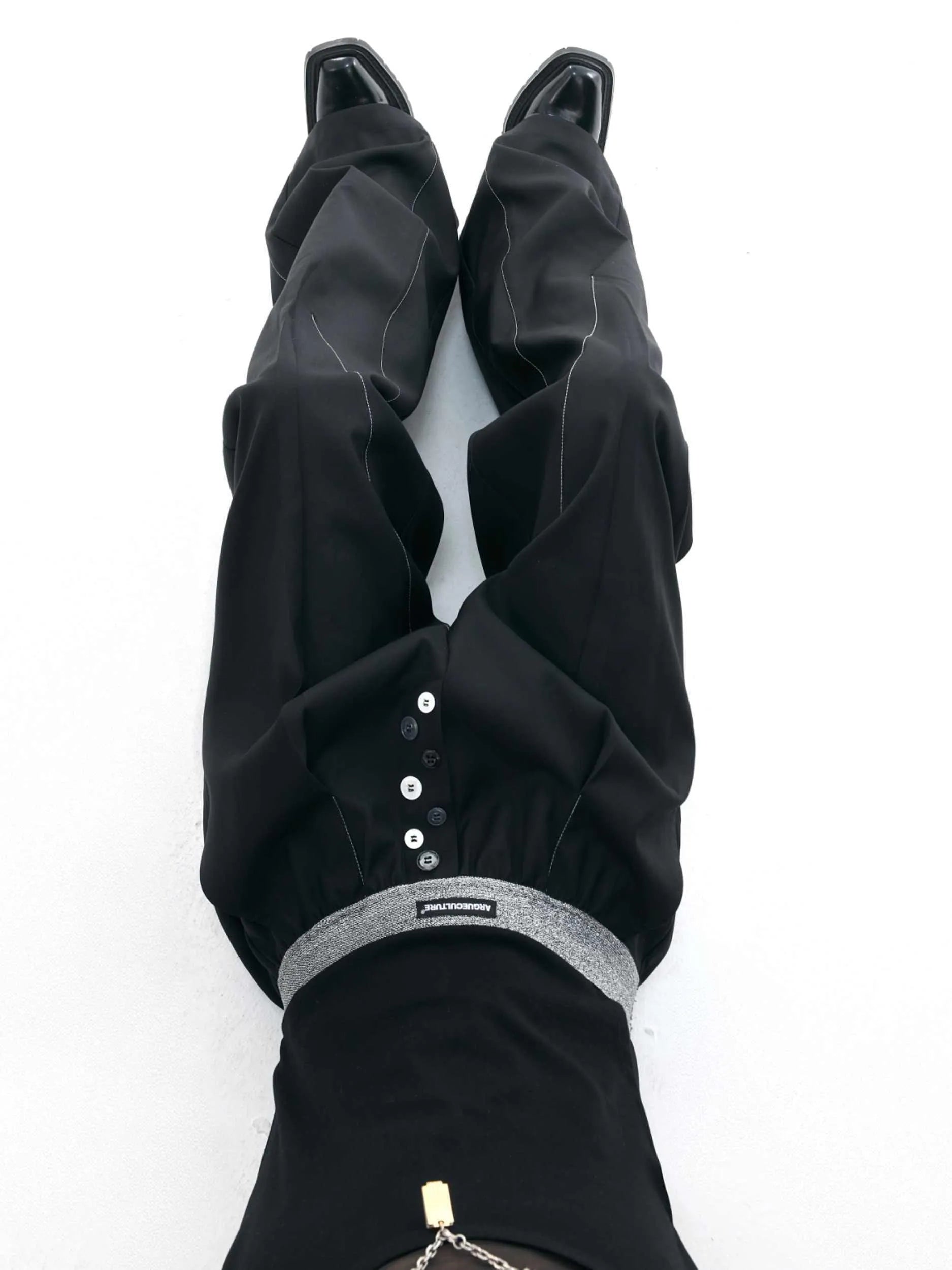 Straight-leg casual trousers with button-open line design in black and grey colours