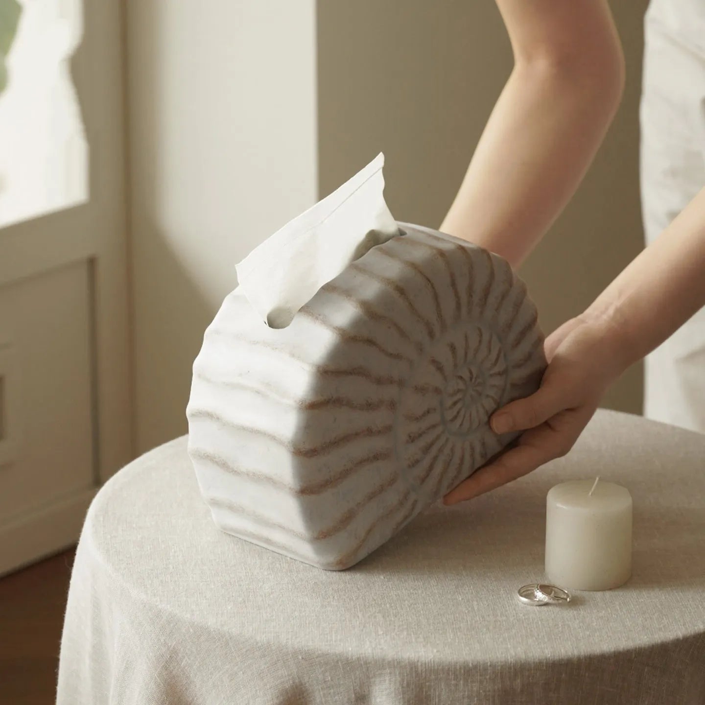 Conch ramble coloured resin decorative tissue box with modern simplicity design