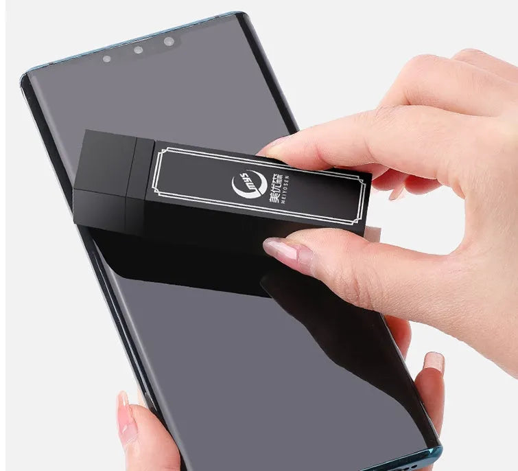 Black plastic case containing 40 disposable screen cleaner wipes for mobile phones and tablets.