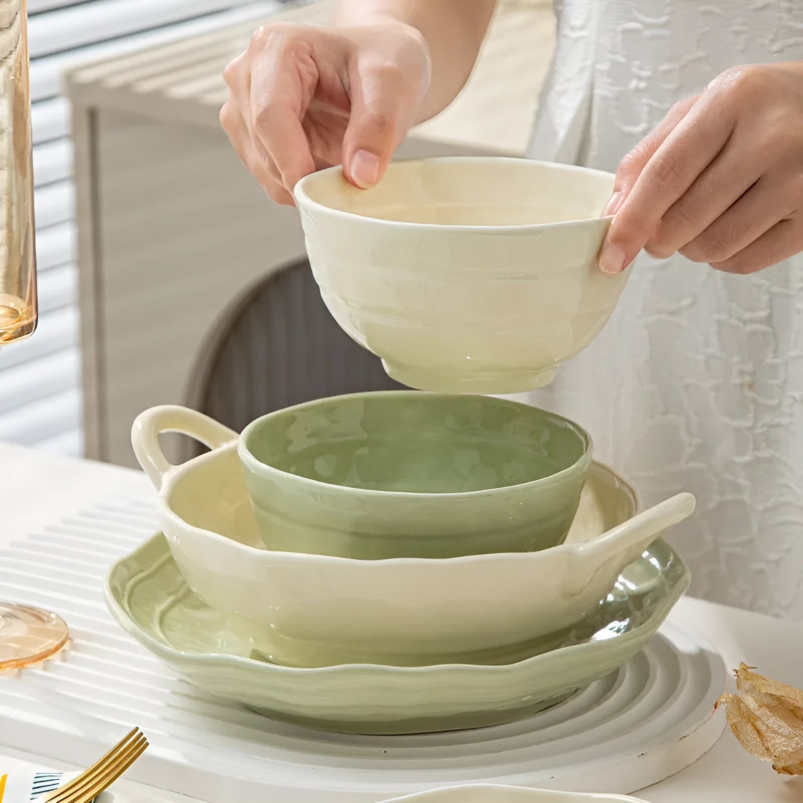 Seven-piece ceramic tableware set in solid colours with modern Japanese style design