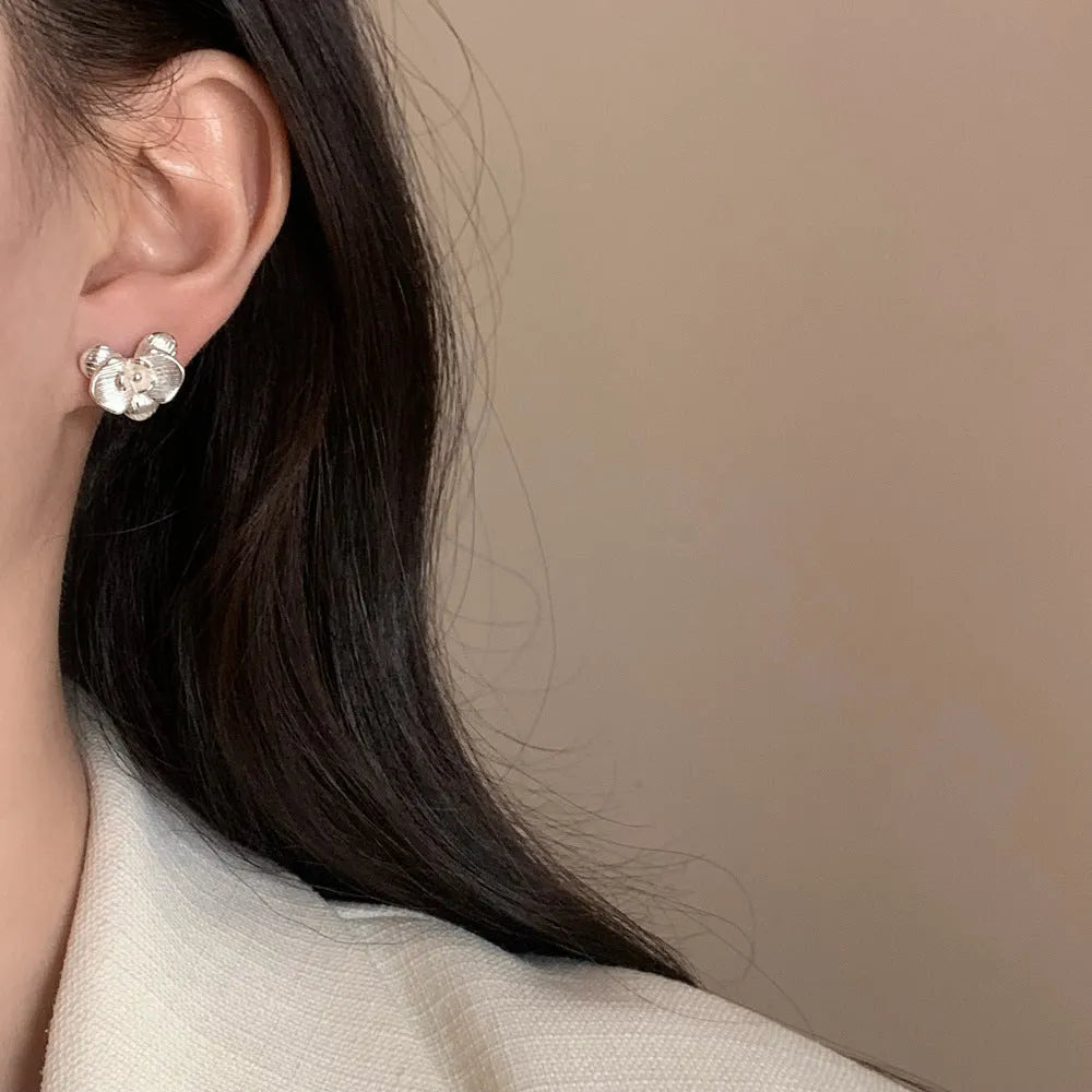 Retro-style flower earrings with petal design in gold or silver electroplated finish