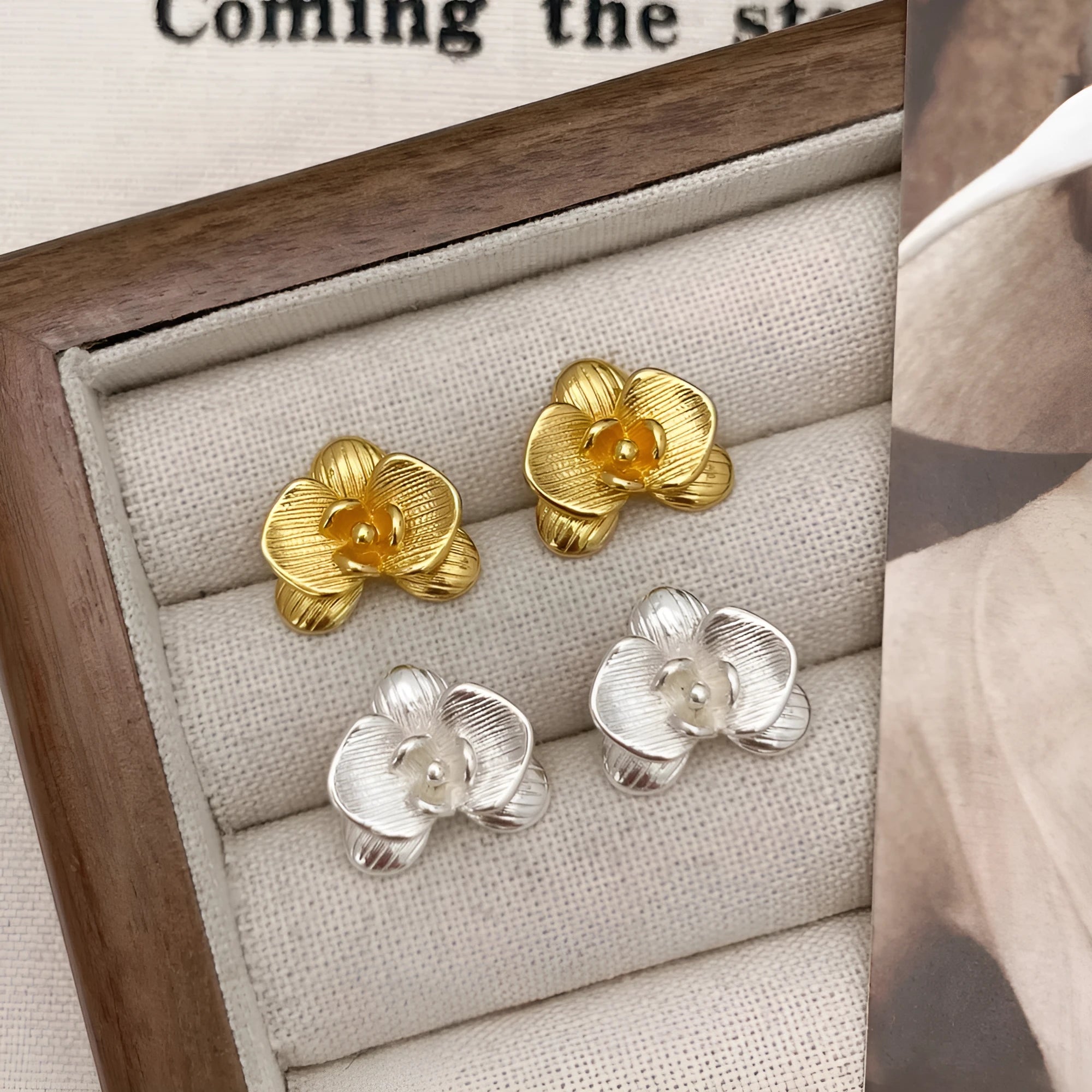 Retro-style flower earrings with petal design in gold or silver electroplated finish